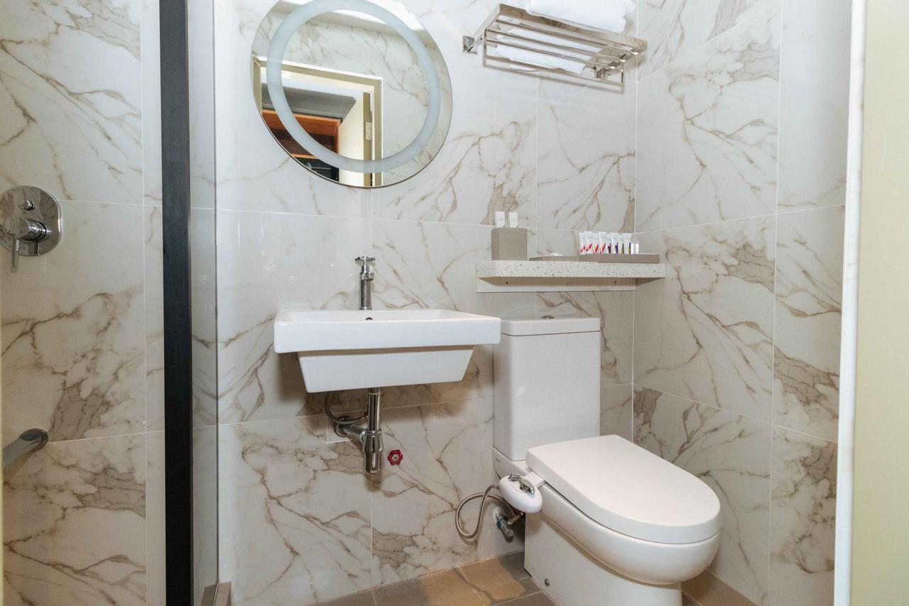 Отель Reddoorz Premium Near Ust Hospital Манила Экстерьер фото