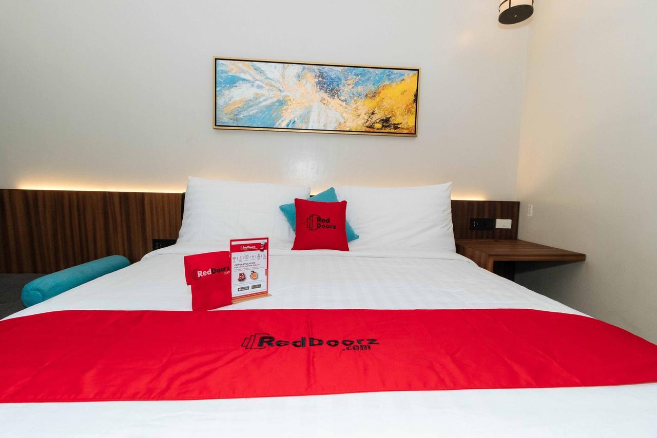 Отель Reddoorz Premium Near Ust Hospital Манила Экстерьер фото
