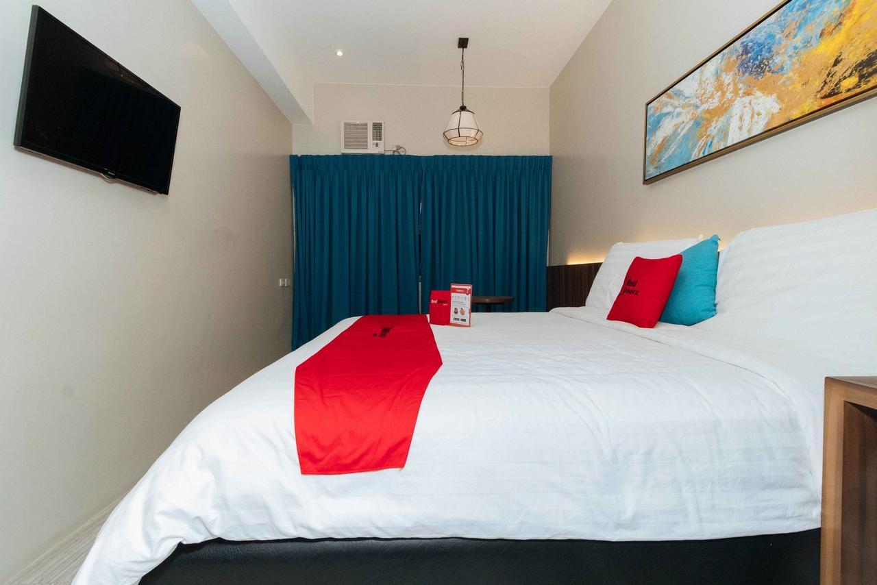Отель Reddoorz Premium Near Ust Hospital Манила Экстерьер фото
